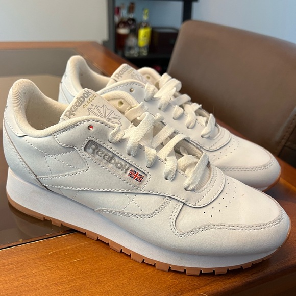 Reebok Women’s Classic Leather Shoes - Size 6 - Picture 2 of 5